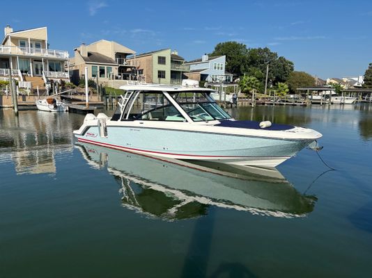 Boston Whaler 320 Vantage - main image