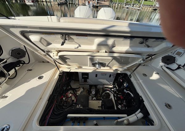 Boston Whaler 320 Vantage image