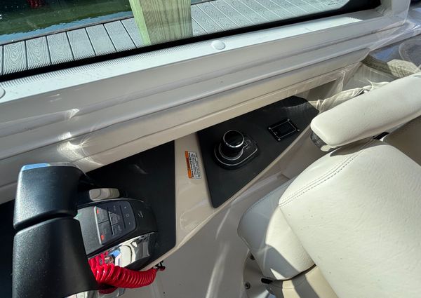 Boston Whaler 320 Vantage image