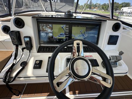 Sea Ray 550 Sedan Bridge image