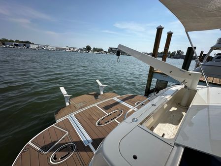 Sea Ray 550 Sedan Bridge image