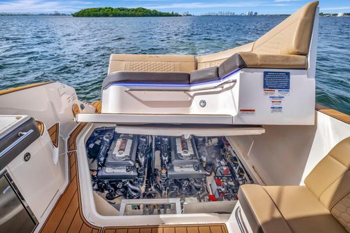 Sea Ray Sundancer 320 image