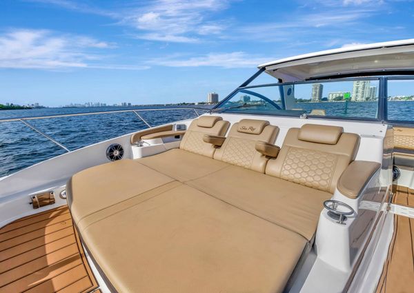 Sea Ray Sundancer 320 image