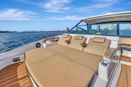 Sea Ray Sundancer 320 image