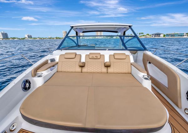 Sea Ray Sundancer 320 image