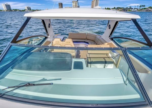 Sea Ray Sundancer 320 image