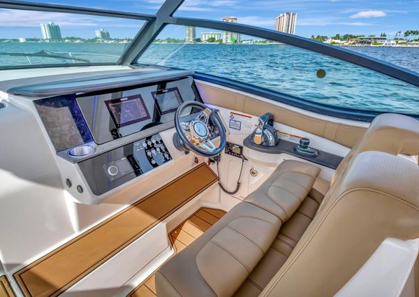 Sea Ray Sundancer 320 image