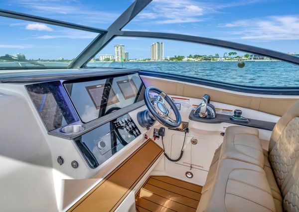 Sea Ray Sundancer 320 image