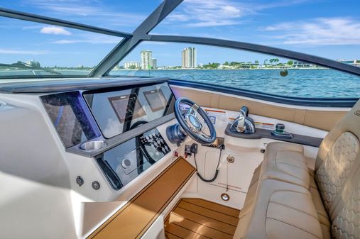 Sea Ray Sundancer 320 image