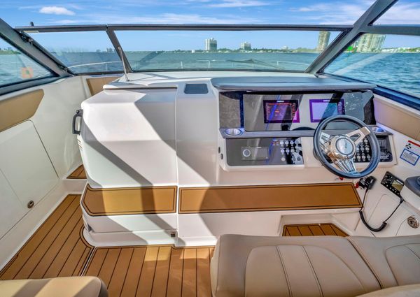 Sea Ray Sundancer 320 image