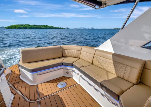 Sea Ray Sundancer 320 image