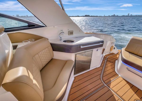 Sea Ray Sundancer 320 image