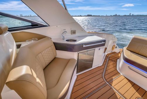 Sea Ray Sundancer 320 image