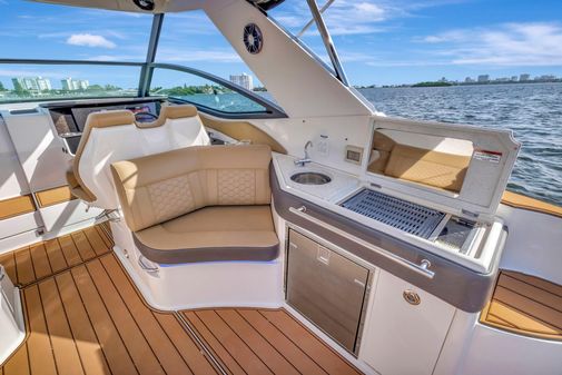 Sea Ray Sundancer 320 image