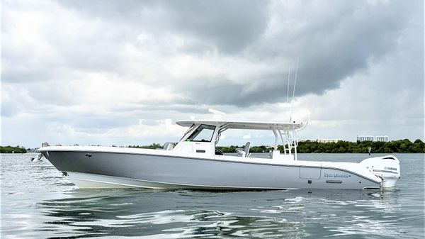 Everglades 435 Center Console