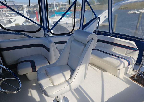 Bayliner 3870 image