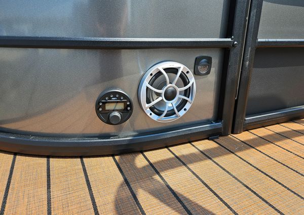 Bentley-pontoons LEGACY-240-NAVIGATOR image