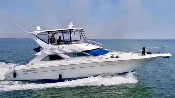 Sea Ray 440 Express Bridge