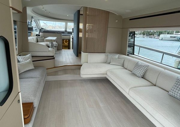 Azimut 68 FLY image