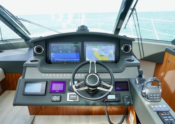 Riviera 5400 Sport Yacht image