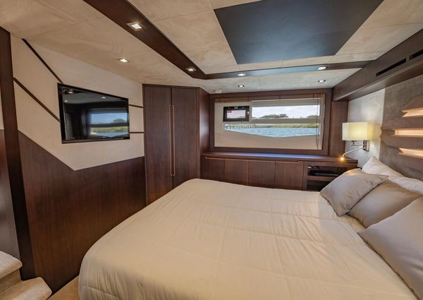 Galeon 560 Sky image