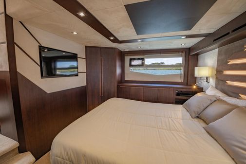 Galeon 560 Sky image