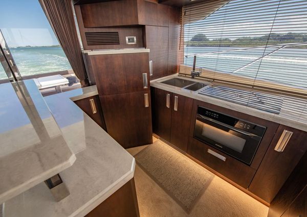 Galeon 560 Sky image