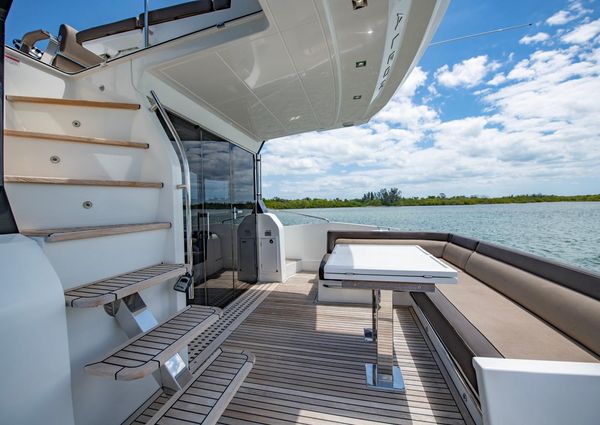 Galeon 560 Sky image