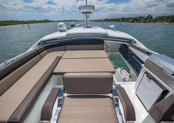 Galeon 560 Sky image