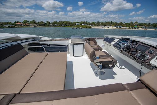 Galeon 560-SKY image