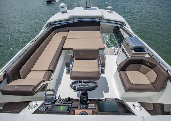 Galeon 560 Sky image