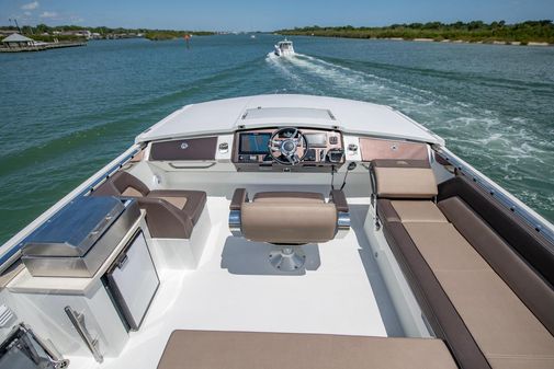 Galeon 560 Sky image