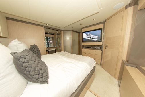 Ferretti Yachts 750 image