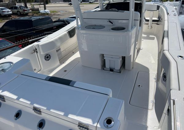 Robalo R270-CENTER-CONSOLE image