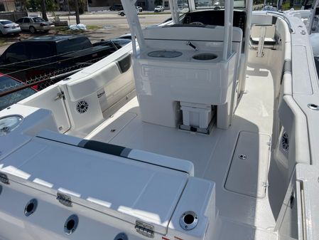 Robalo R270-CENTER-CONSOLE image