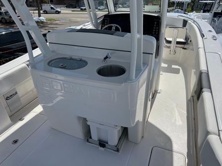 Robalo R270-CENTER-CONSOLE image