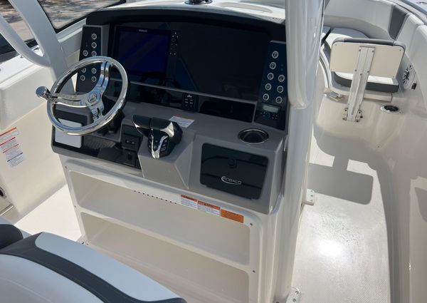 Robalo R270-CENTER-CONSOLE image