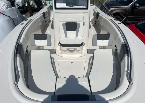 Robalo R270-CENTER-CONSOLE image