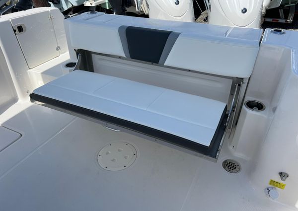 Robalo R270-CENTER-CONSOLE image