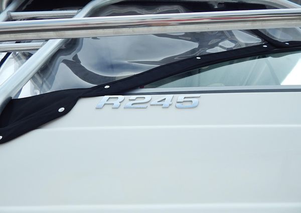 Robalo R245-WALKAROUND image