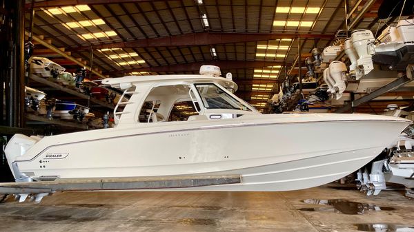 Boston Whaler 350 Realm