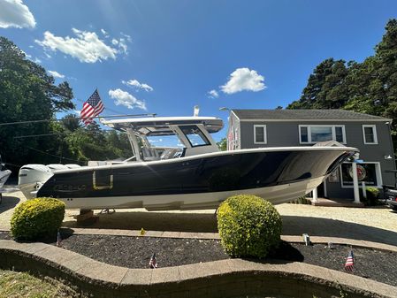 Robalo R360-CENTER-CONSOLE image