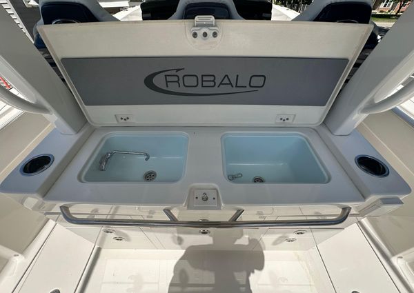 Robalo R360-CENTER-CONSOLE image