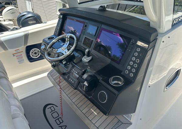 Robalo R360-CENTER-CONSOLE image