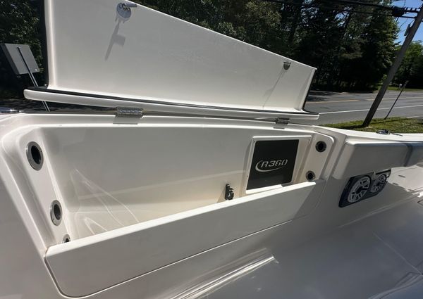 Robalo R360-CENTER-CONSOLE image