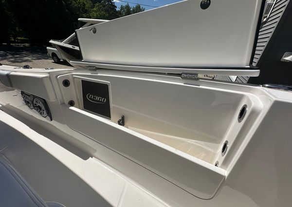 Robalo R360-CENTER-CONSOLE image