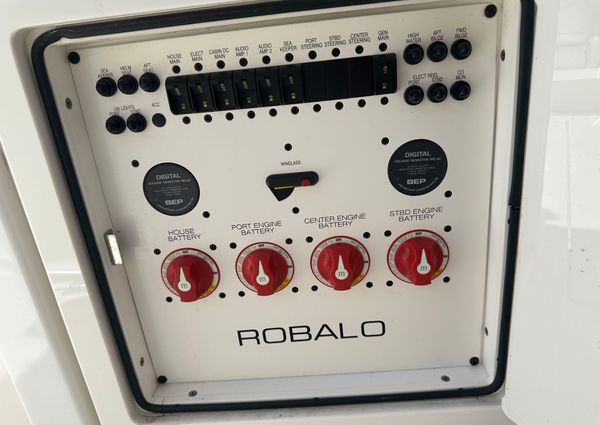 Robalo R360-CENTER-CONSOLE image