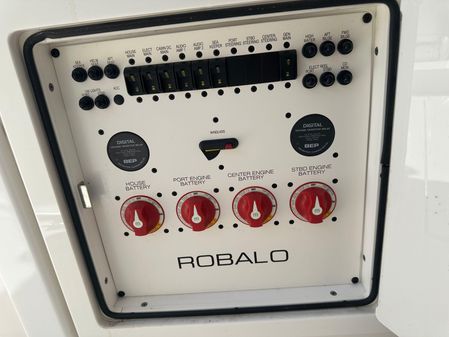 Robalo R360-CENTER-CONSOLE image