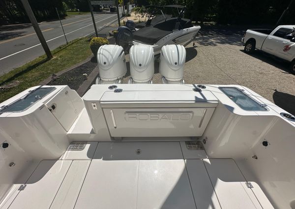 Robalo R360-CENTER-CONSOLE image