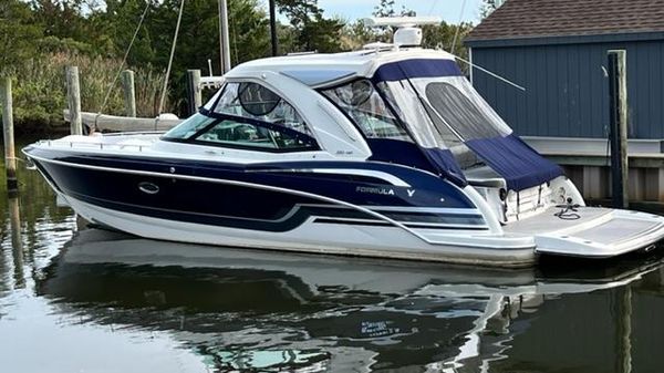 Formula 350 Crossover Bowrider